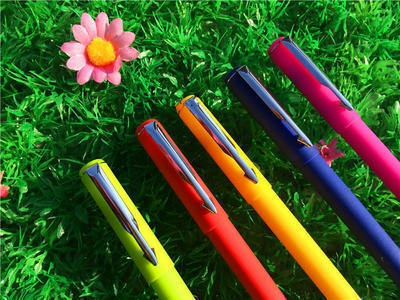 新款高档彩色喷胶中性笔 塑料签字笔 广告水笔 批发定做LOGO